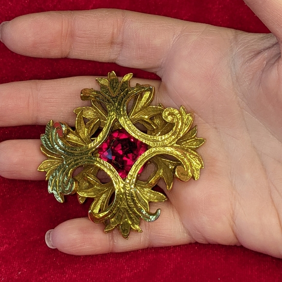 Vintage Benedict NY Beautiful Large Brooch Pin With ♥️ Red Center Rhinestone - Picture 7 of 8